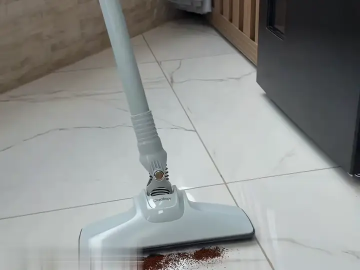 Escova do aspirador puxando sujeira do piso